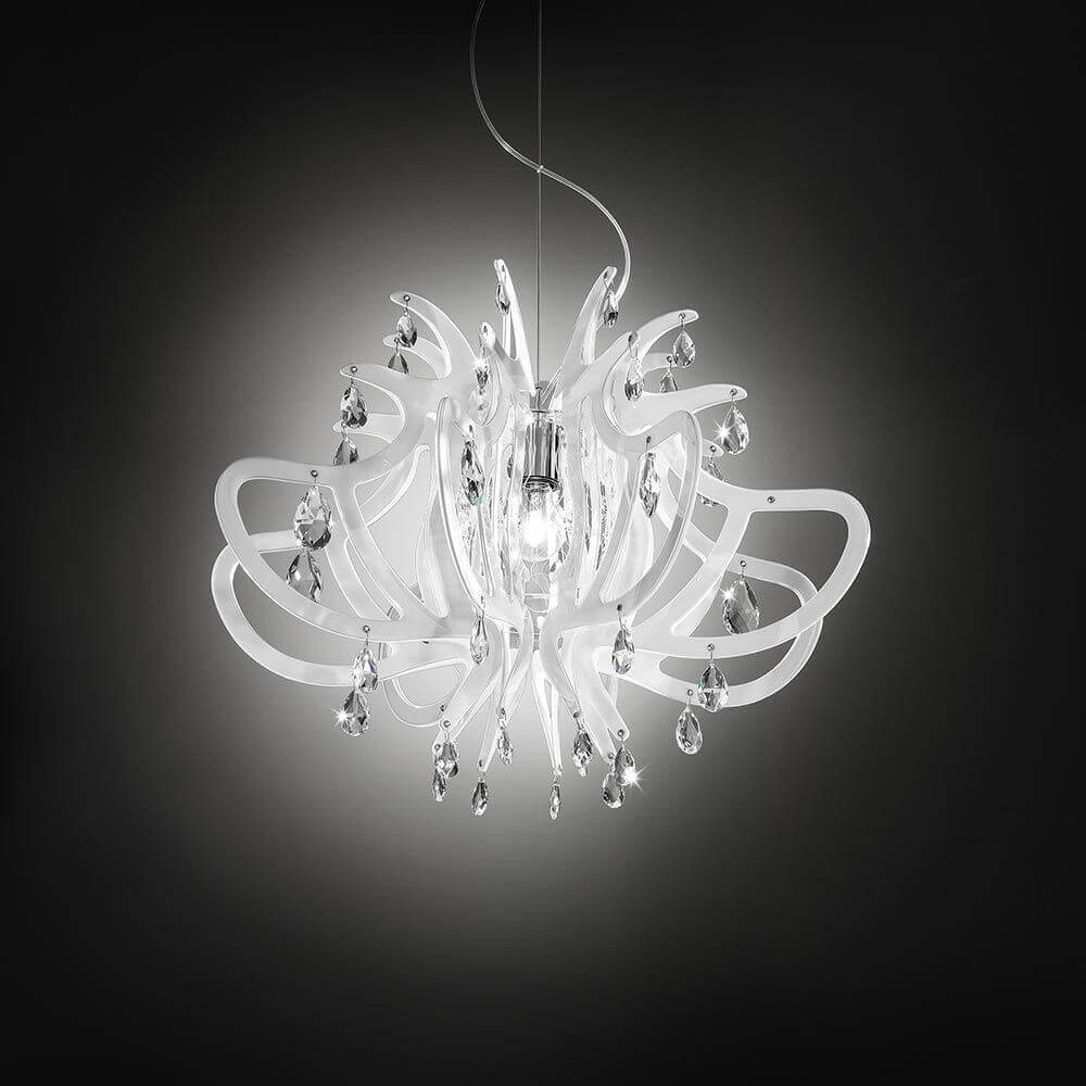 Elegante Slamp Pendelleuchte Lillibet in Weiß mit Kristallakzenten, modernes Design für stilvolle Innenräume.