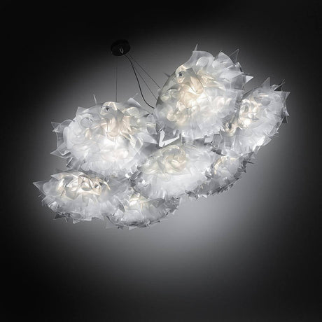 Moderna lampada a sospensione Slamp Veli 7 Prisma in design elegante con luce silenziosa e pieghe stilose.