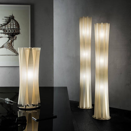 Lampada da terra Slamp Bach XL Oro in un elegante interno con forma raffinata e luce brillante.
