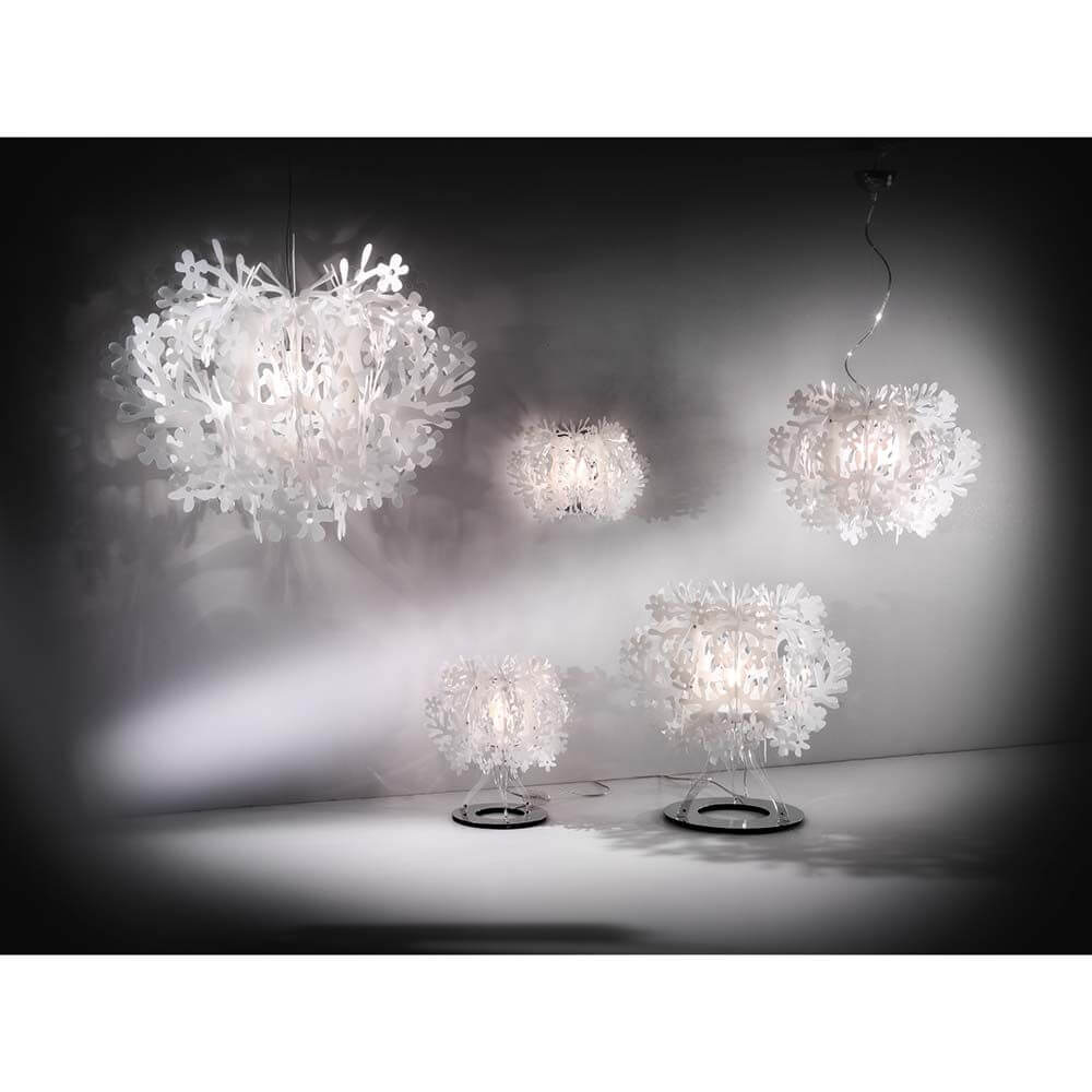 Slamp Stehlampe Fiorella in Weiß, elegante Blumenlichtgestaltung mit natürlichem Stil und Lichtreflexionen.