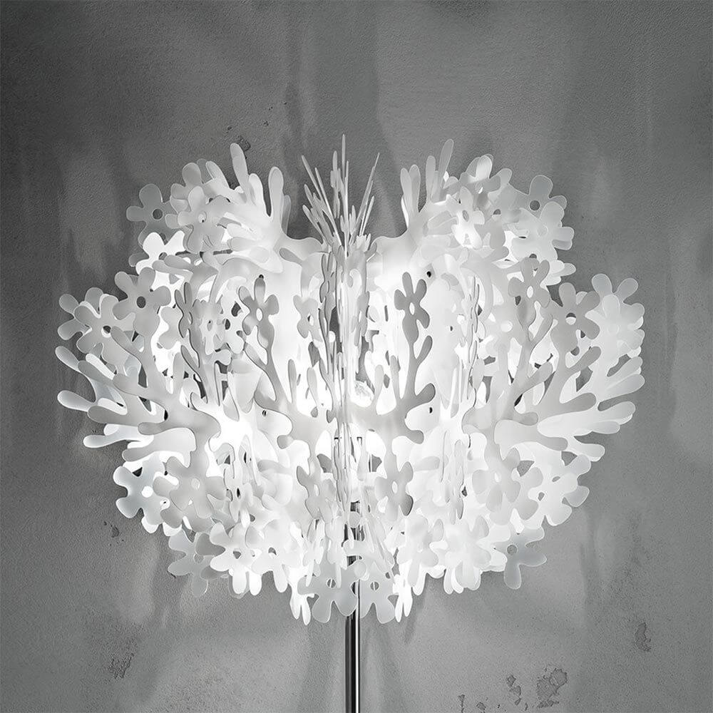 Slamp Stehlampe Fiorella in Weiß, Blumendesign mit kunstvollen Details und Lichtreflexionen.
