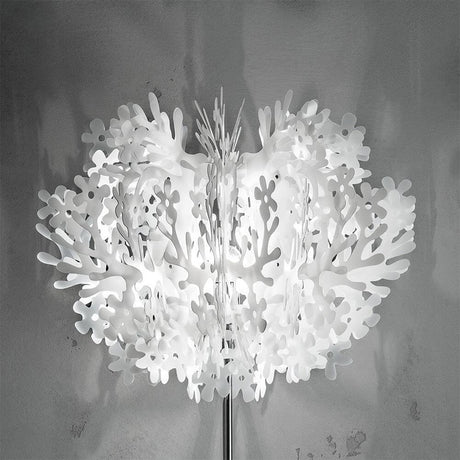 Lámpara de pie Slamp Fiorella blanca con diseño inspirado en la naturaleza y impresionantes reflexiones de luz.