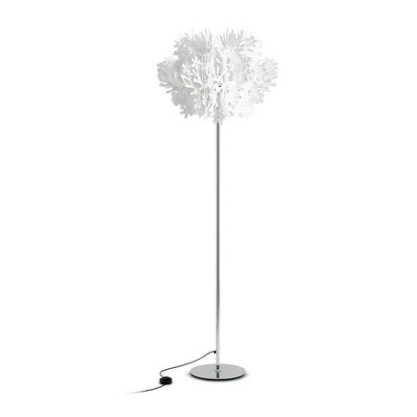 Lámpara de pie Slamp Fiorella blanca con pantalla similar a pétalos de flores y pie elegante en color cromo.