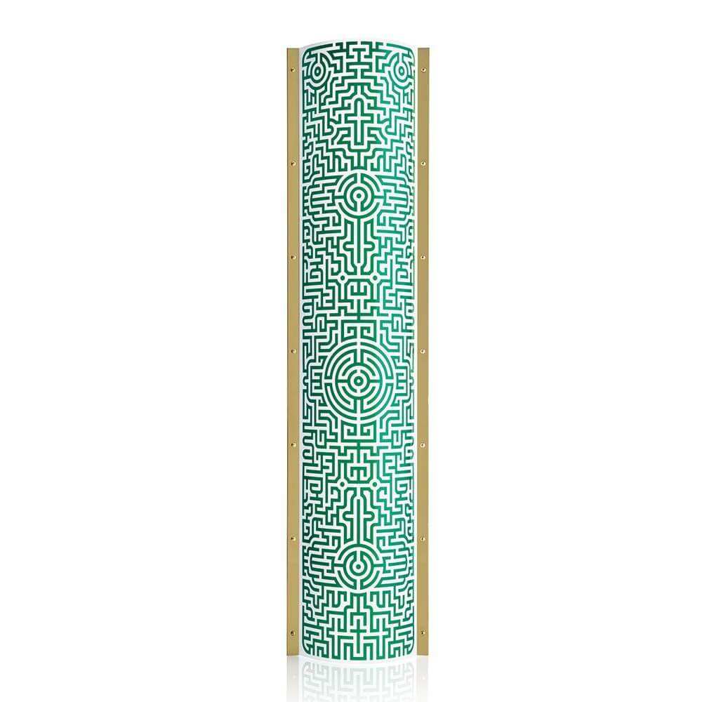 Slamp Stehlampe Labirynth Extra Large Tube Grün, Gold mit geometrischem Muster auf grünem Hintergrund.