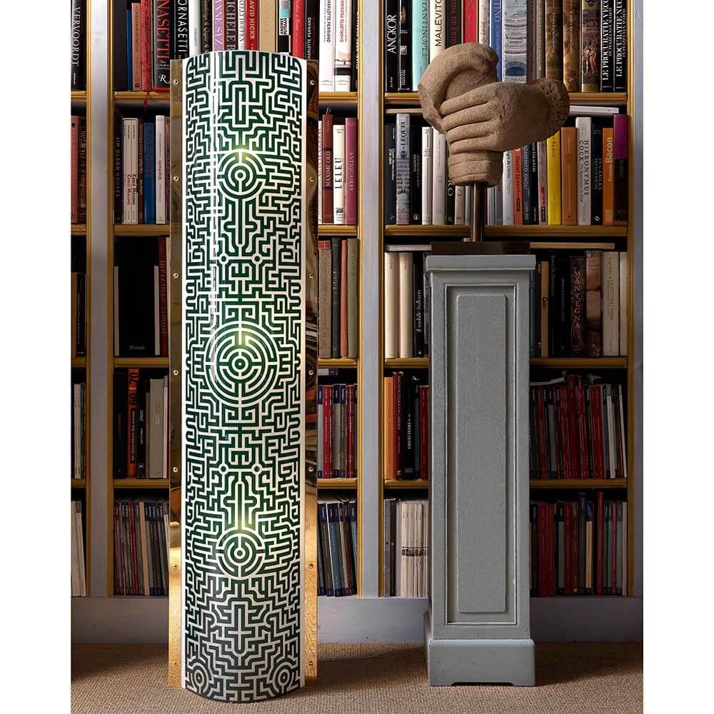 Slamp Stehlampe Labirynth Extra Large Tube Grün, Gold in einem stilvollen Raum mit Bücherregal im Hintergrund.