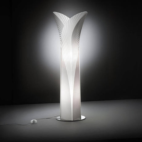 Lampada da terra Slamp Las Palmas Extra Large Bianca con design curvo in Opalflex®, illumina in elegante bianco.