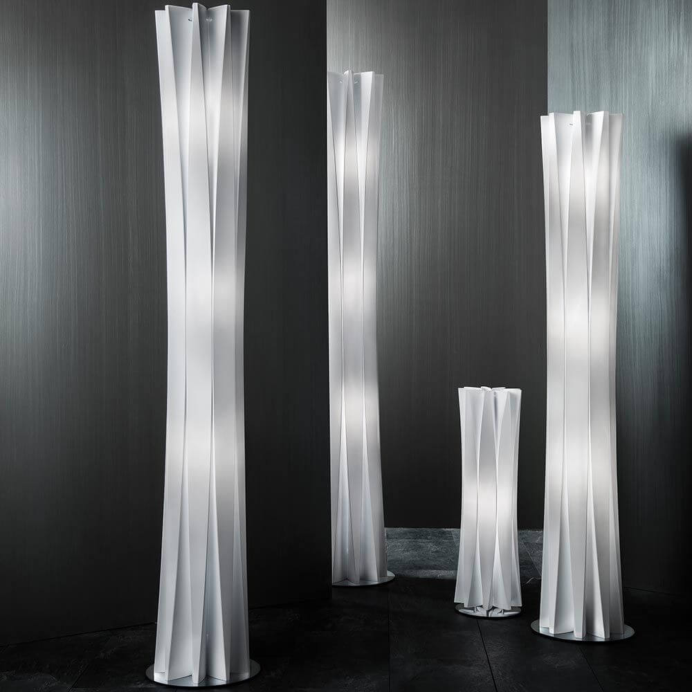 Slamp Stehleuchte Bach XL Weiß in eleganten, modernen Designvarianten, die Helligkeit und Bewegung im Raum erzeugen.