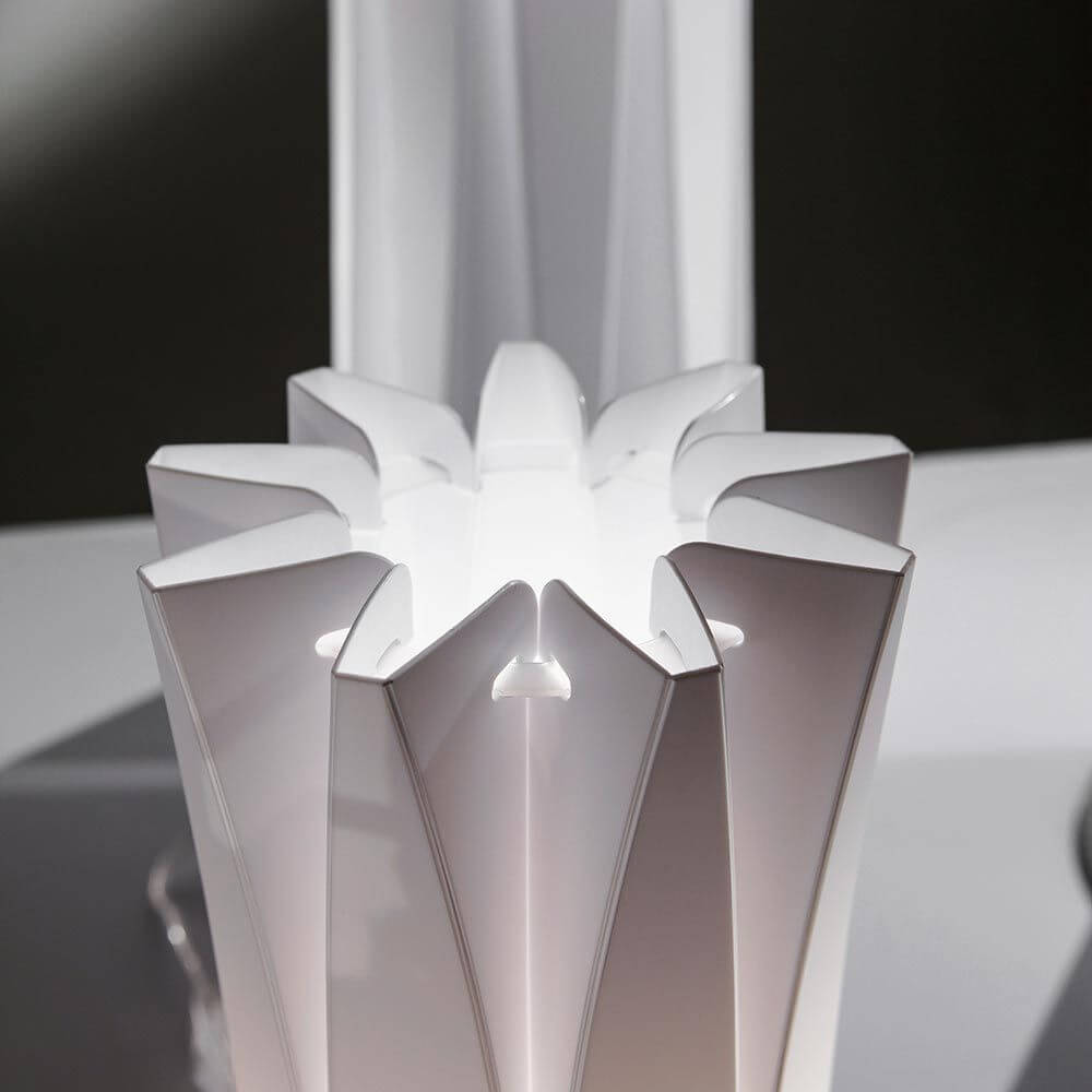 Slamp Stehleuchte Bach XXL Weiß – elegante Designlampe mit raffiniertem, schlankem Körper in Weiß.