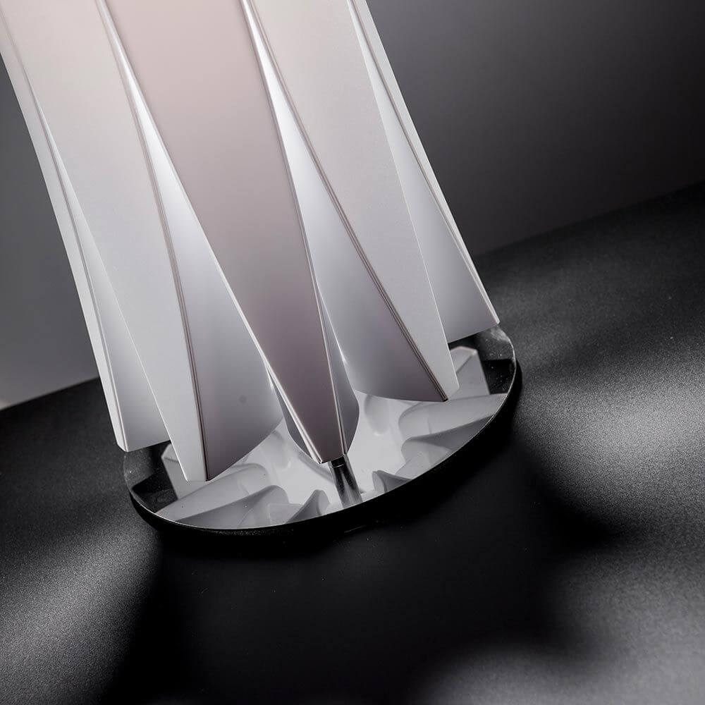 Detailansicht der Slamp Stehleuchte Bach XXL Weiß mit eleganten Kurven und schickem Fuß.