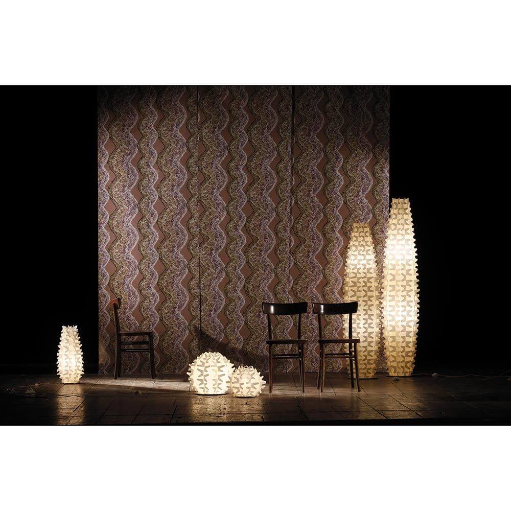 Slamp Stehleuchte Cactus XL Gold in einem modernen Raum, mit beeindruckenden prismatischen Reflexen.