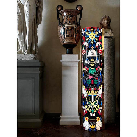 Slamp golvlampa Faena Art Extra Large Tube Gold i ett stilfullt rum med antika statyer och vaser.