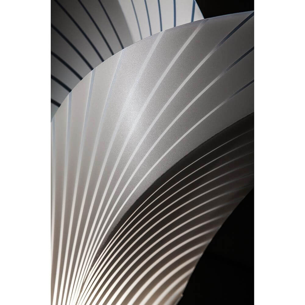 Detailansicht der Slamp Stehleuchte Las Palmas Large in Weiß, mit eleganten, gewellten Opalflex®-Design.