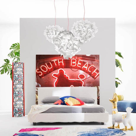 Slamp lampada da terra Love Peace Joy Extra Large Tube Rossa in una camera da letto moderna con design colorato.