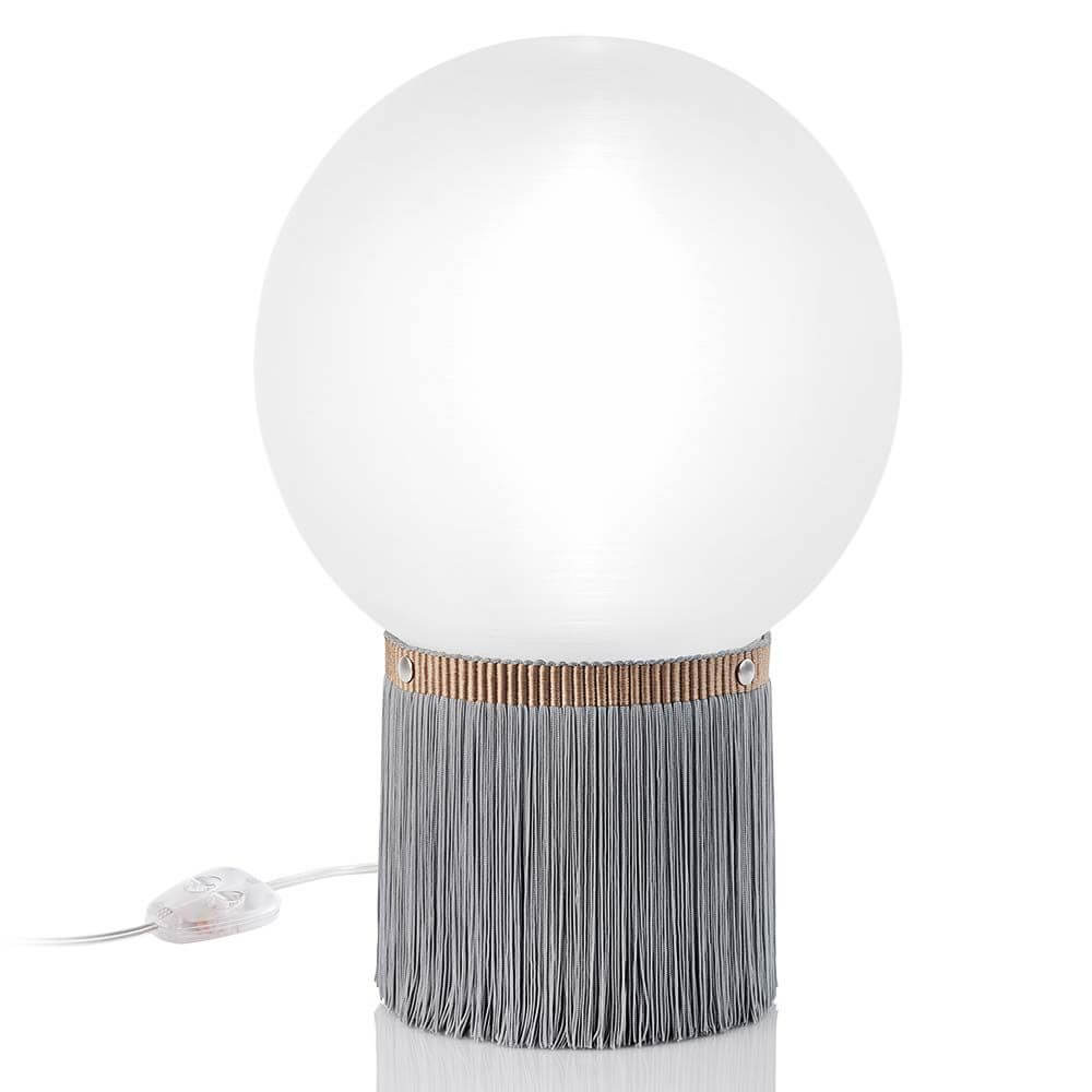 Slamp Tischlampe Atmosfera mit frosted Globe und grauem Fransenrock, stilvoller Tischleuchte für modernes Design.