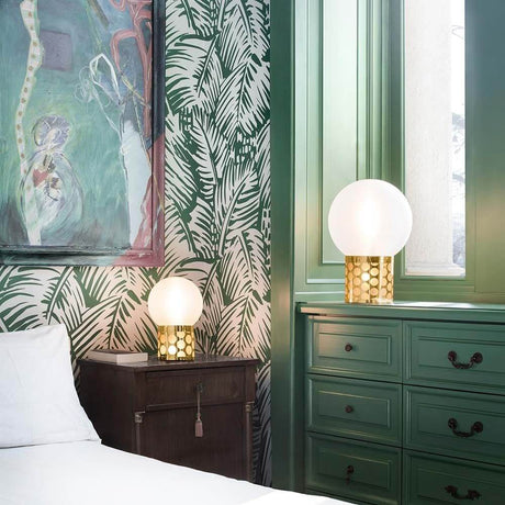 Slamp Tischlampe Atmosfera in einem eleganten Schlafzimmer mit grünem Wanddesign.