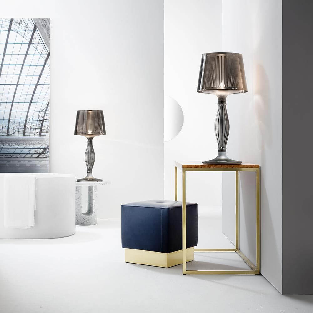Slamp bordlampe Liza 100 lm 3000K svart, metall i moderne interiør med elegante møbler.