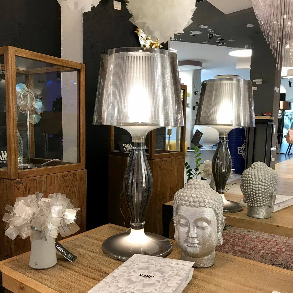Slamp bordlampe Liza 100 lm 3000K svart, metall i et moderne rom med Buddha-dekor.