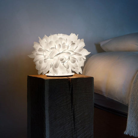 Slamp Tischlampe Veli Foliage auf einem Nachttisch, perfekt für eine gemütliche Atmosphäre.