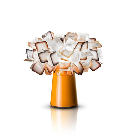 Lampa stołowa Slamp Clizia Orange z kolorowymi, wzajemnie wpasowanymi kształtami i nowoczesnym designem.