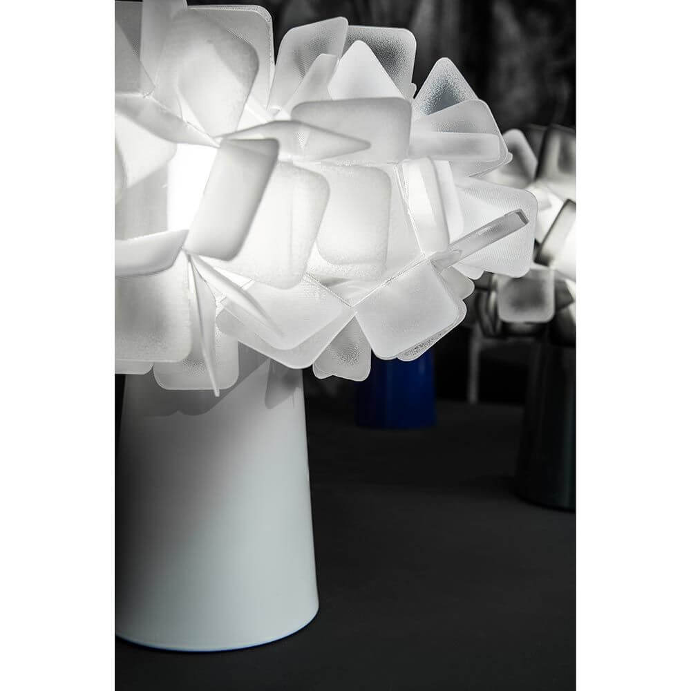 Slamp Tischleuchte Clizia Weiß mit Akku in modernem Design mit transparenten Elementen.