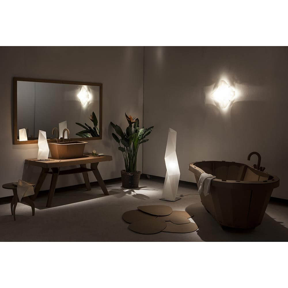 Slamp Tischleuchte Diamond Medium Weiß in modernem Badezimmer mit geometrischem Design und entspannender Atmosphäre.