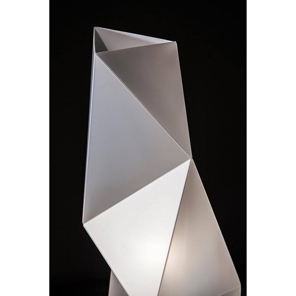Slamp Tischleuchte Diamond Medium Weiß mit modernem, geometrischem Design und facettierten Formen.