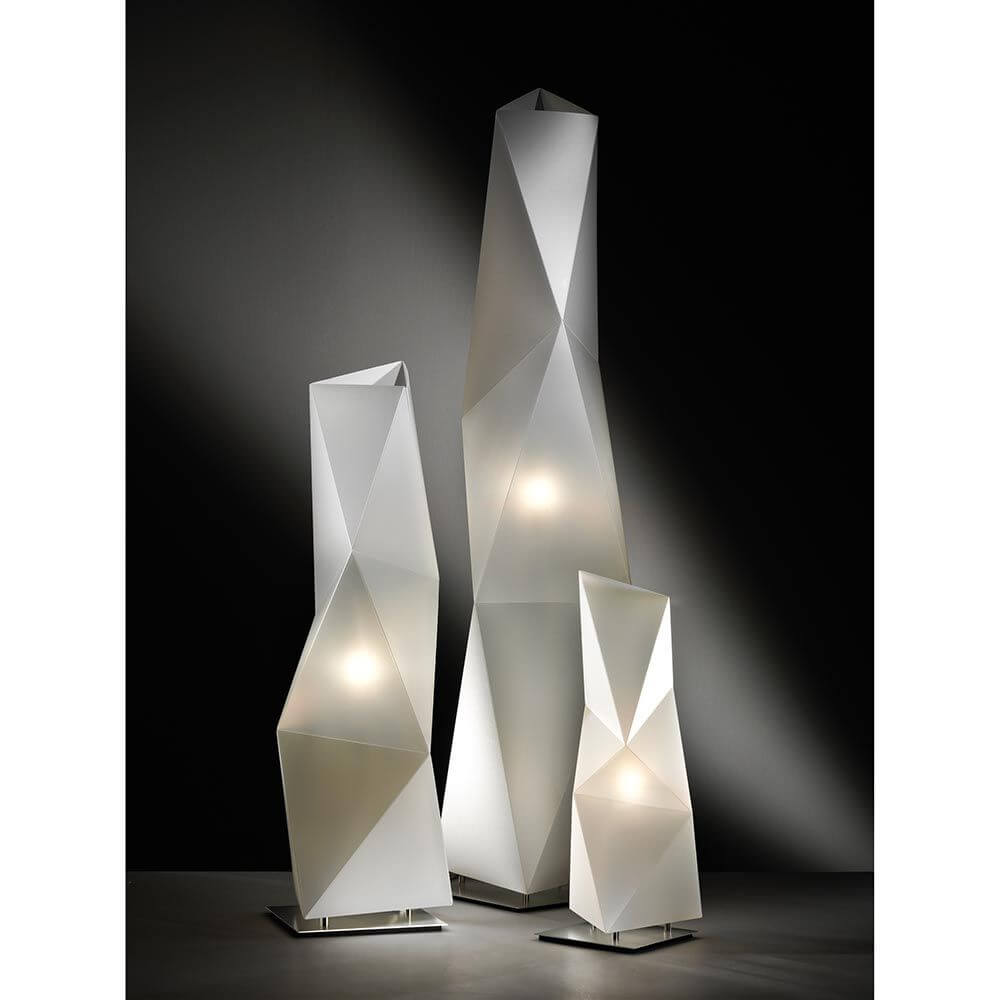 Slamp Tischleuchte Diamond Small Weiß, moderne Tischleuchte mit geometrischem Design und harmonischer Lichtwirkung.