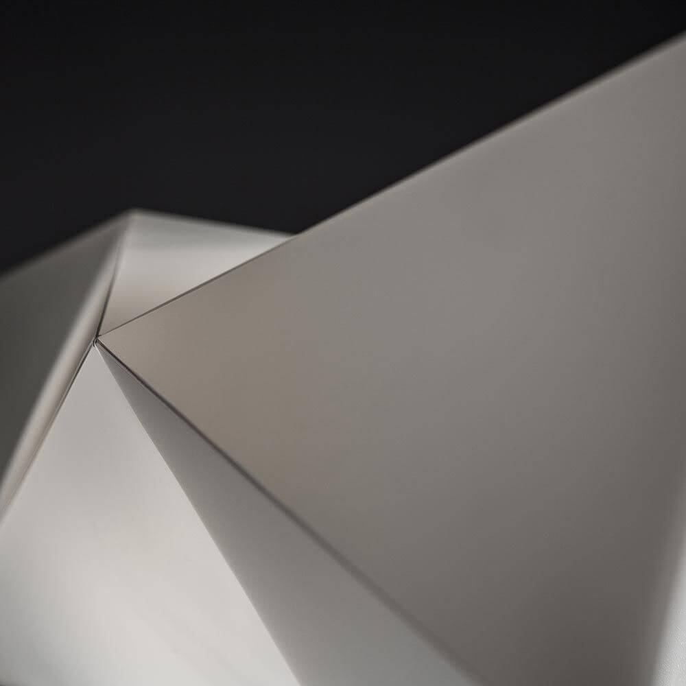 Detailansicht der Slamp Tischleuchte Diamond Small Weiß mit geometrischem Design und skulpturalen Formen.