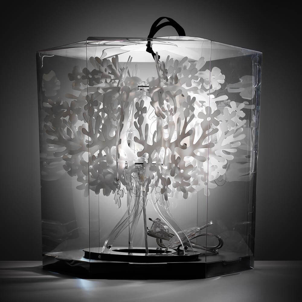 Slamp Tischleuchte Fiorella 370lm 2800K Weiß in transparenter Lampe mit blütenförmigen Details.