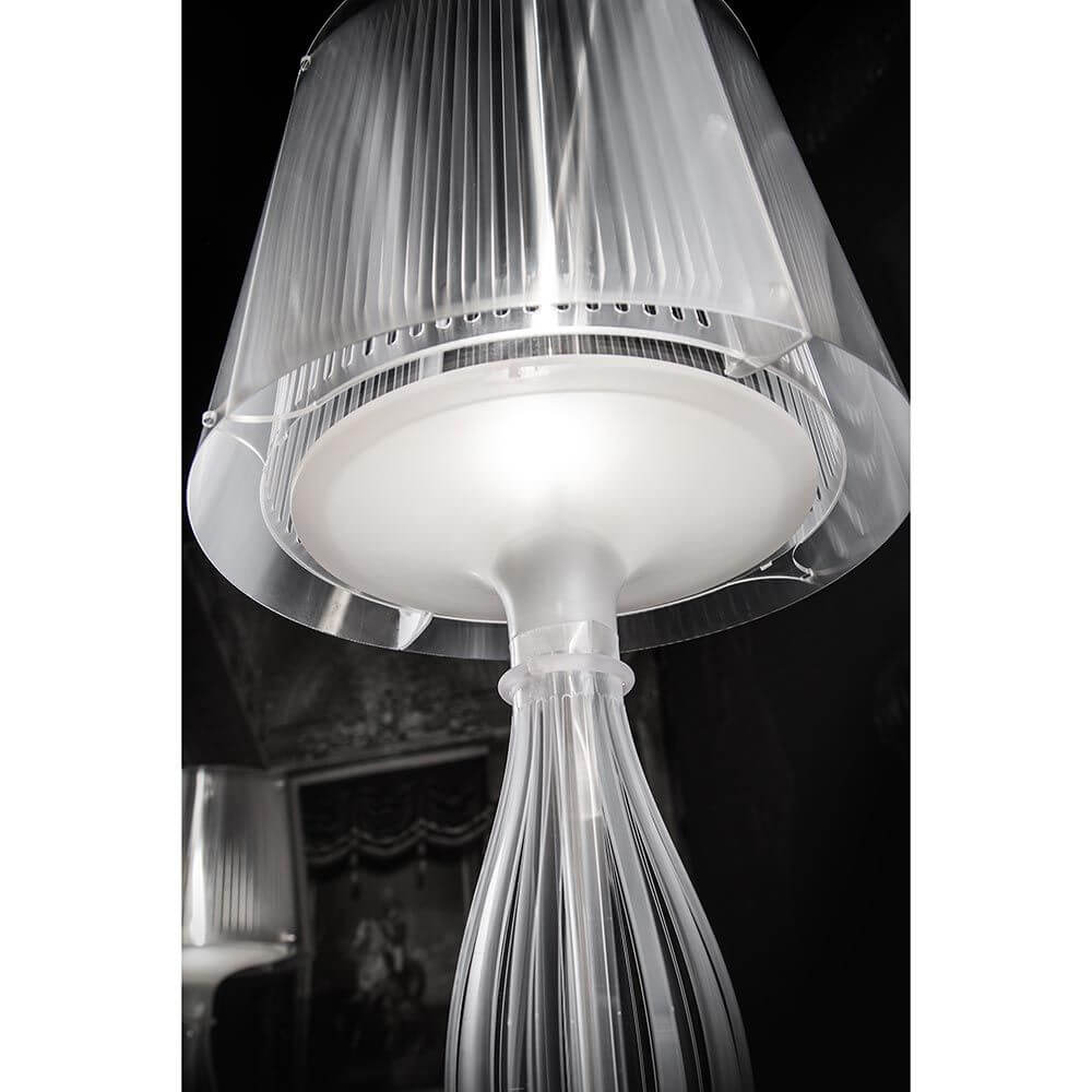 Slamp Tischleuchte Liza Prisma 100lm 3000K Prisma mit elegantem Design und transparenter Kunststoffstruktur.