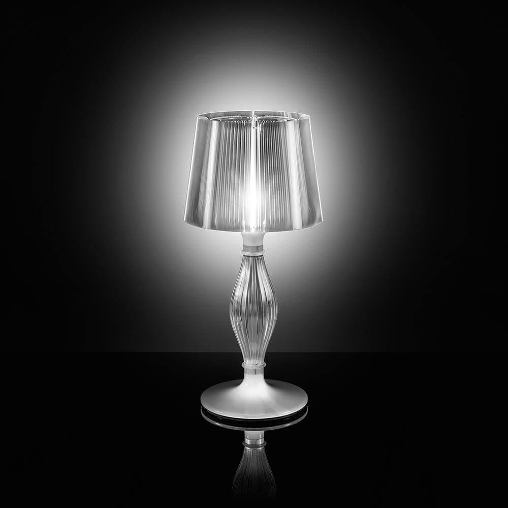 Slamp Tischleuchte Liza Prisma 100lm 3000K Prisma auf schwarzem Hintergrund beleuchtet.