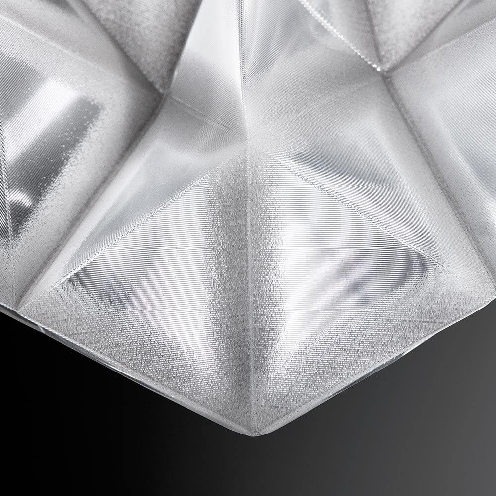 Detailansicht der Slamp Wand- & Deckenlampe Drusa Weiß mit geometrischem Design und glanzvollem Finish.