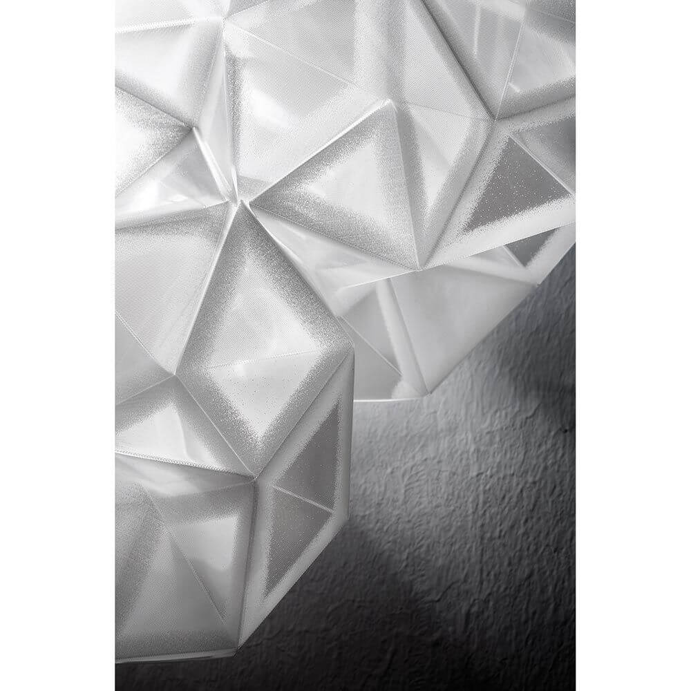 Slamp Wand- & Deckenlampe Drusa Weiß - Detailansicht von der lampenstruktur in kristallähnlichem Design.
