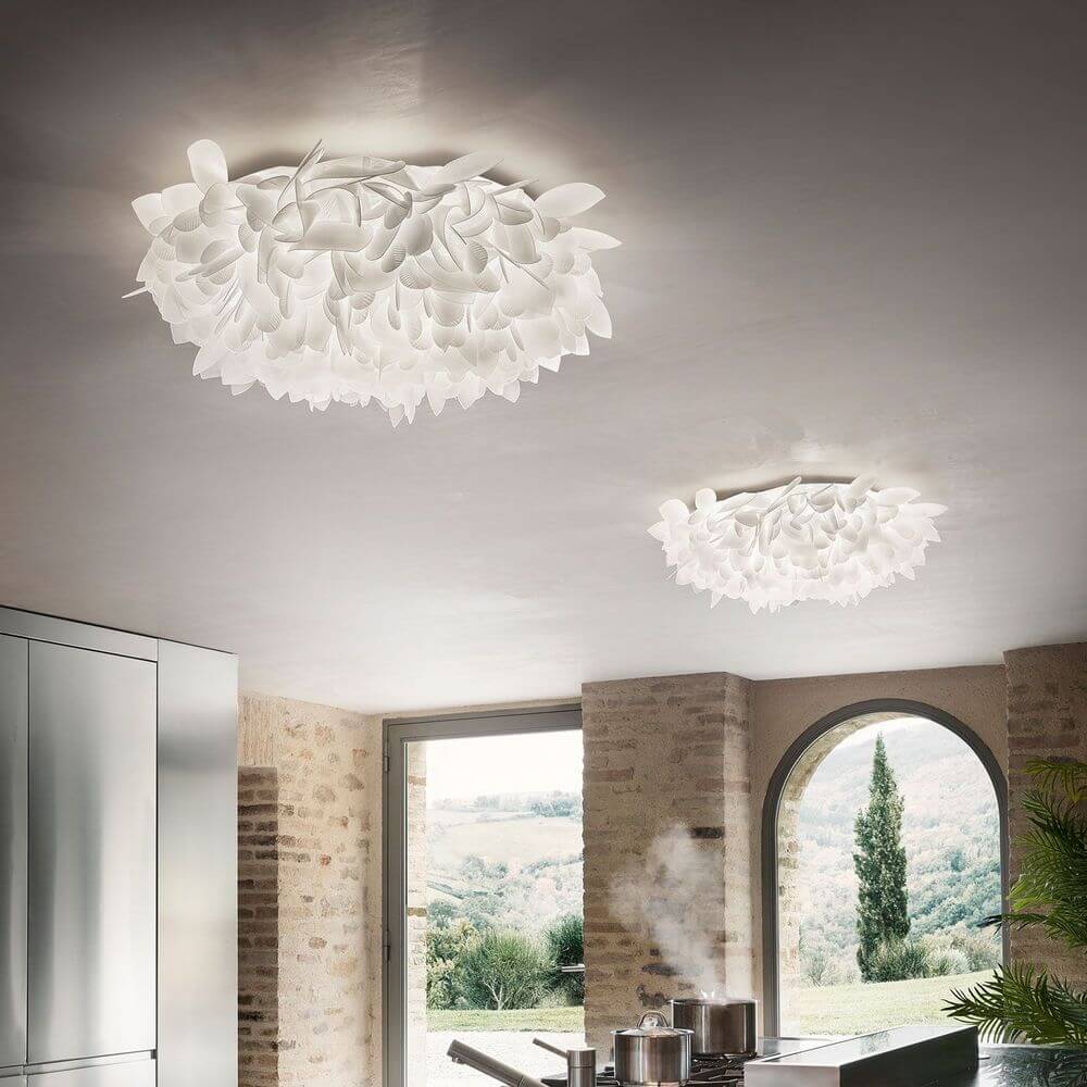 Slamp Wand- & Deckenlampe Veli Foliage in einem modernen Küchenraum an der Decke.