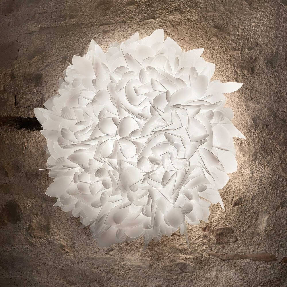 Slamp Wand- & Deckenlampe Veli Foliage in elegantem Design an einer Wand, ideal für moderne Innenräume.