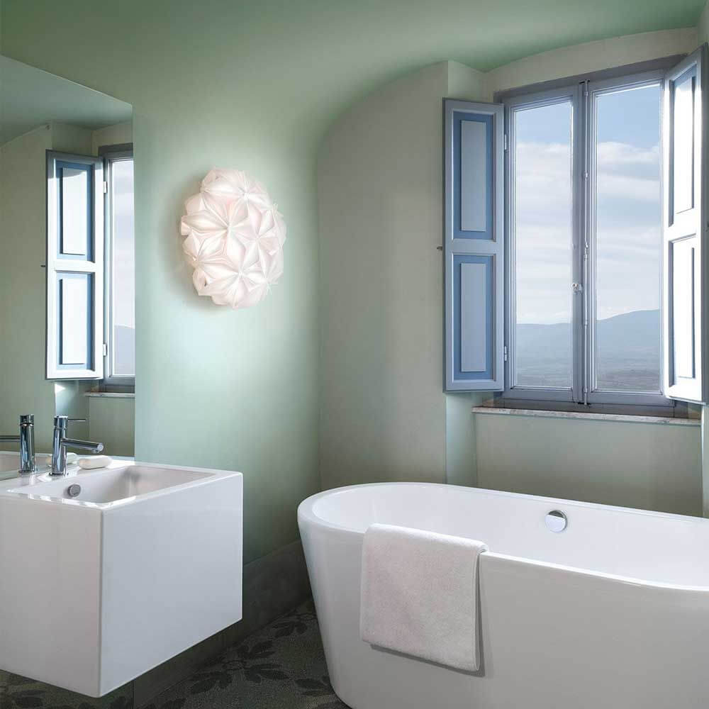 Slamp Wand- & Deckenleuchte La Vie Effektlampe in einem modernen Badezimmer mit Badewanne.