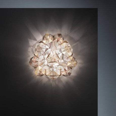 Slampevæg- og loftslampe Drusa guldfarvet, fløjl monteret på en væg med et fascinerende lysspil.