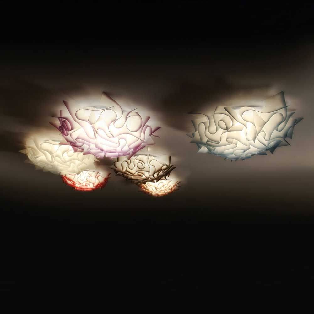 Slamp Wand- & Deckenleuchte Veli Mini in eleganten, farbigen Designs, die geschmackvolles Licht verbreiten.