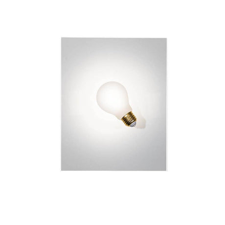 Slamp Wandlampe Idea Glühbirne auf hellem Hintergrund, elegante Glühbirne mit Messingfassung.