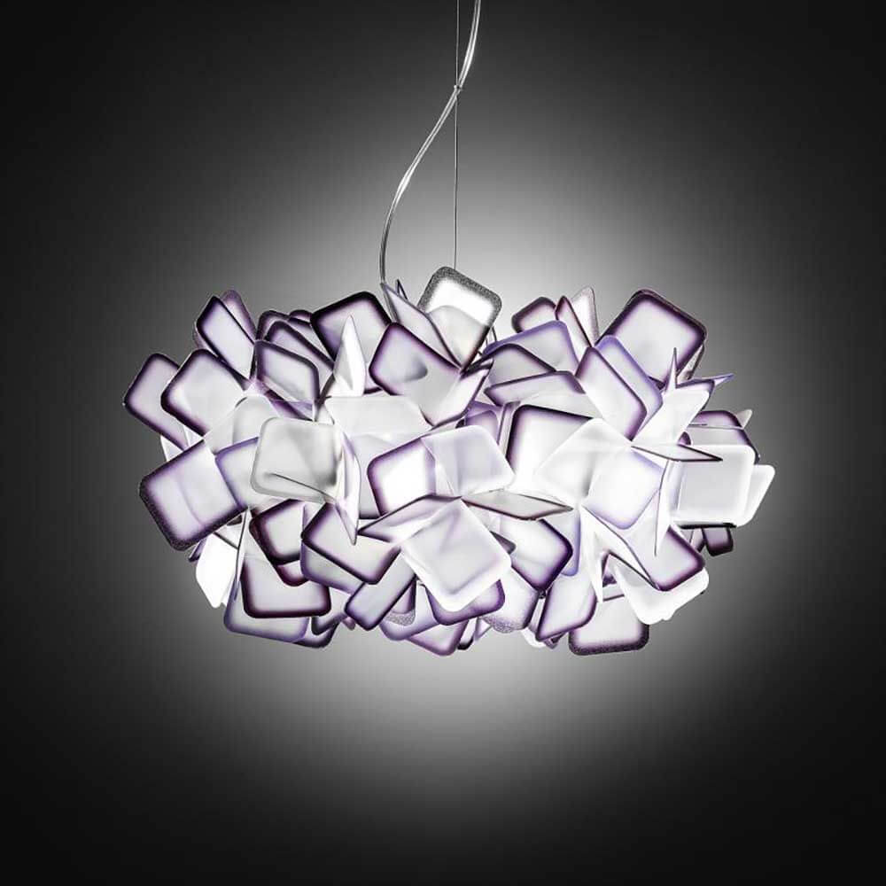 Slamp edele Pendellampe Clizia Medium Ø 53cm mit kunstvollem Design in Weiß und Lila, die diffuses Licht spendet.