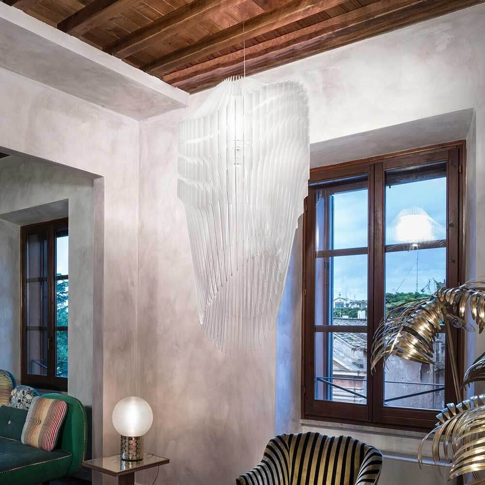 Slamp extravagante Hängelampe Avia L 120cm in modernem Wohnraum mit faszinierenden Lichteffekten.