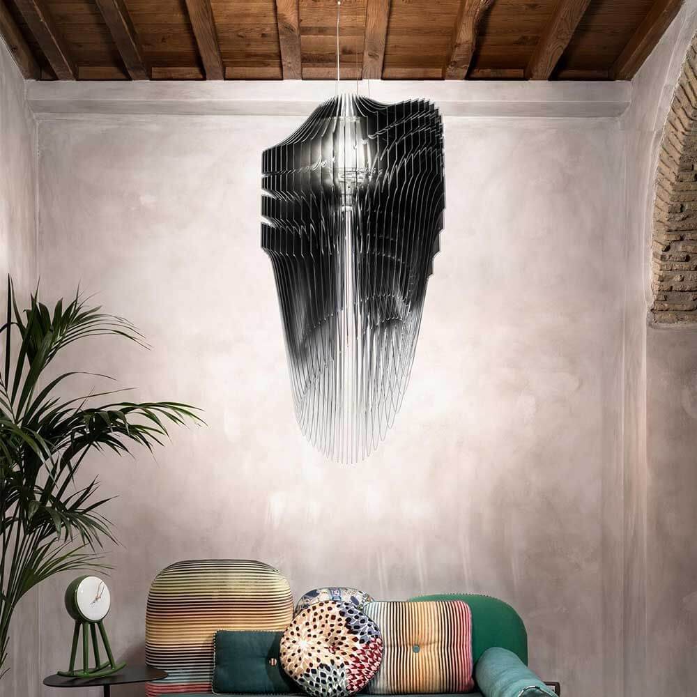 Slamp extravagante Hängelampe Avia M 100cm in modernem Wohnraum mit faszinierenden Lichteffekten.