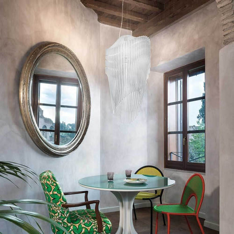 Slamp extravagante Hängelampe Avia S 85cm im modernen Esszimmer mit grünem Stuhl und runder Tischdeko.