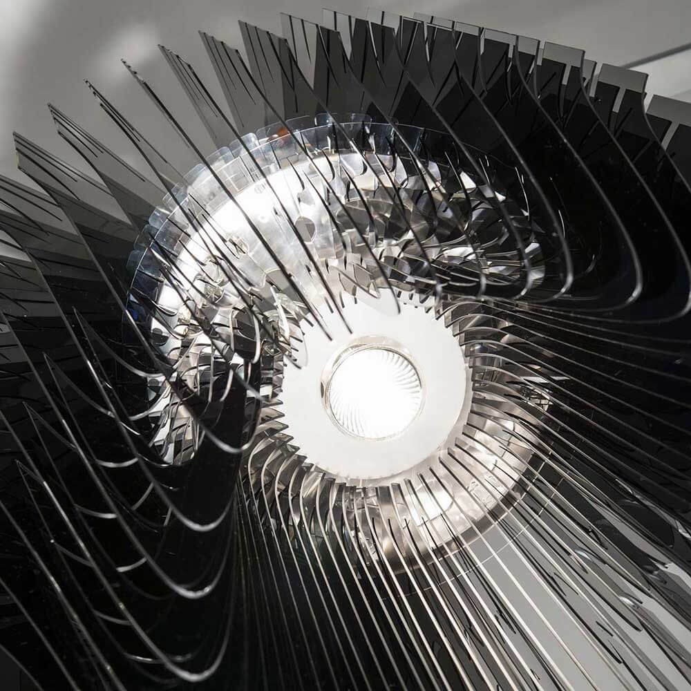 Detailaufnahme der Slamp extravagante Hängelampe Avia XL 140cm mit faszinierenden Lichteffekten.