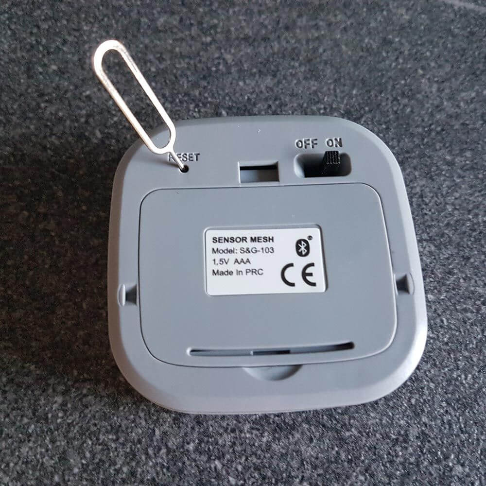 Rückansicht des Smart Mesh Bewegungs-Sensors mit Modellnummer und Schalter für ON/OFF.