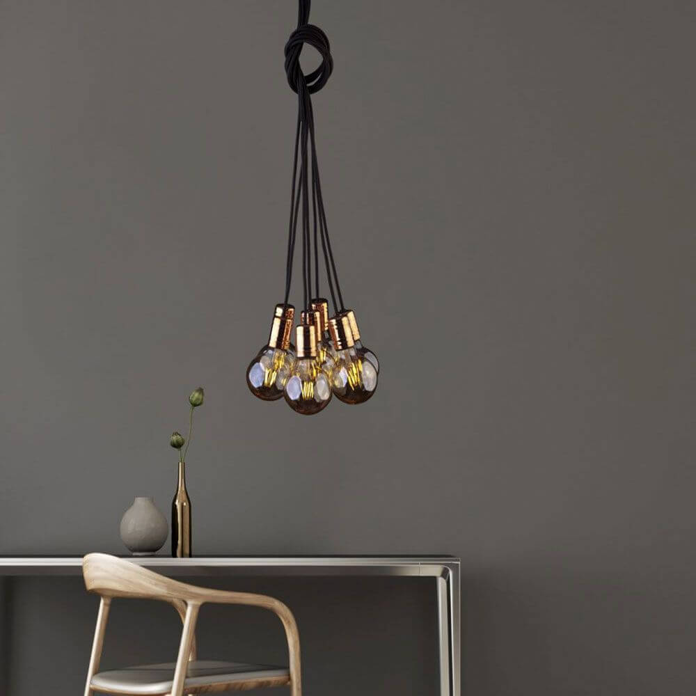 Stylische 7-flammige Pendelleuchte in Kupfer und Schwarz, ideal zur Ausleuchtung von Tischen und Wohnbereichen.