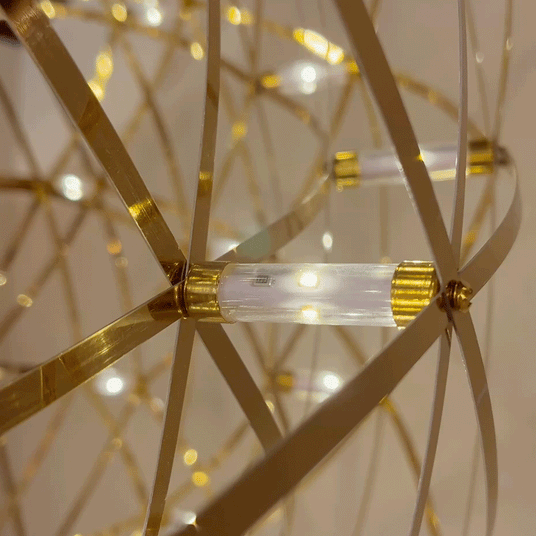 Elegante LED-Lampe mit goldenen Akzenten und geometrischem Design, die sanftes Licht abstrahlt.