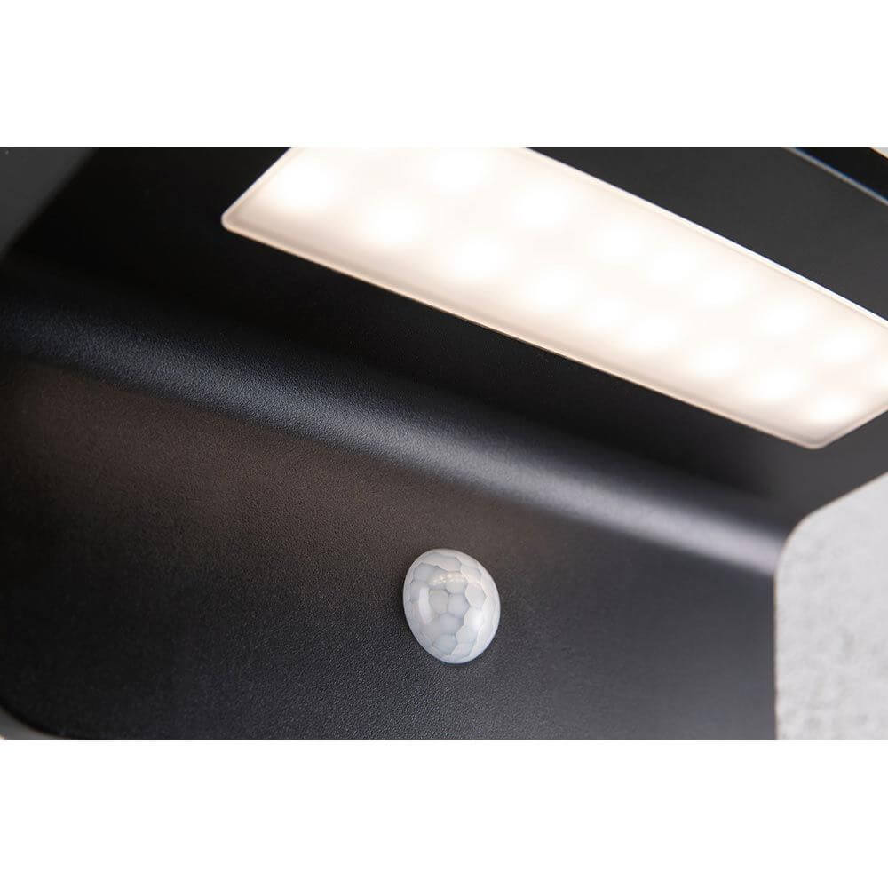 Detailansicht der Solar LED Sensor Wandleuchte Cyrus mit Orientierungslicht und Bewegungsmelder.