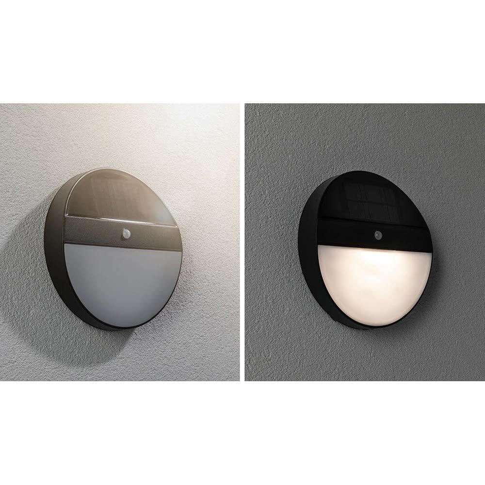 Solar LED Außenwandleuchte Elios Sensor Anthrazit IP44 an Wand, Tages- und Nachtansicht.