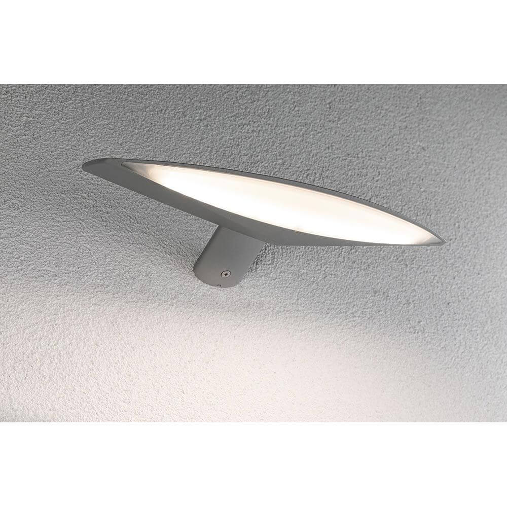 Solar LED Außenwandleuchte Kiran Bewegungssensor Weiß an einer Wand montiert, strahlt helles Licht aus.